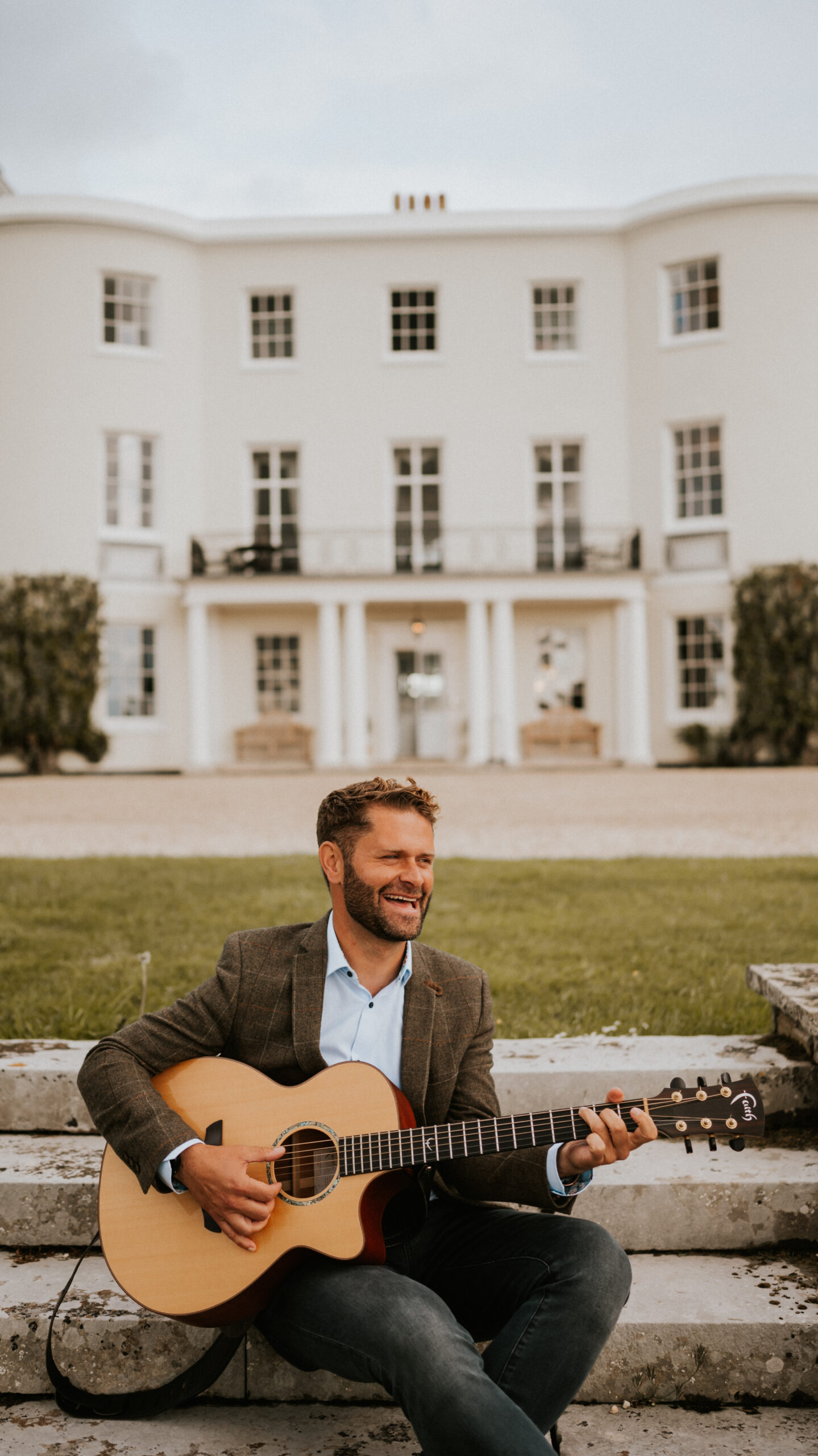 Ollie Stephens performing live