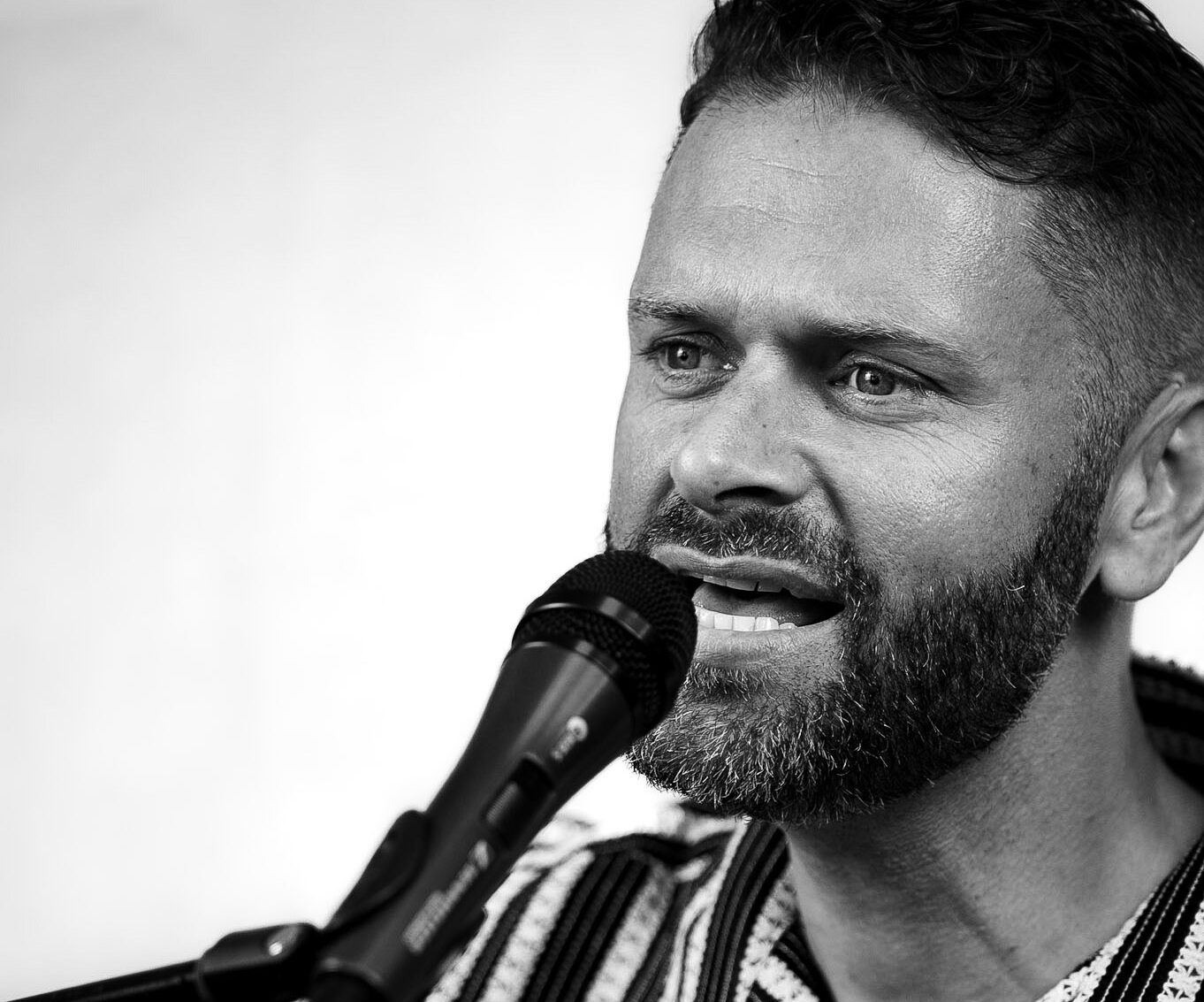 Ollie Stephens performing live